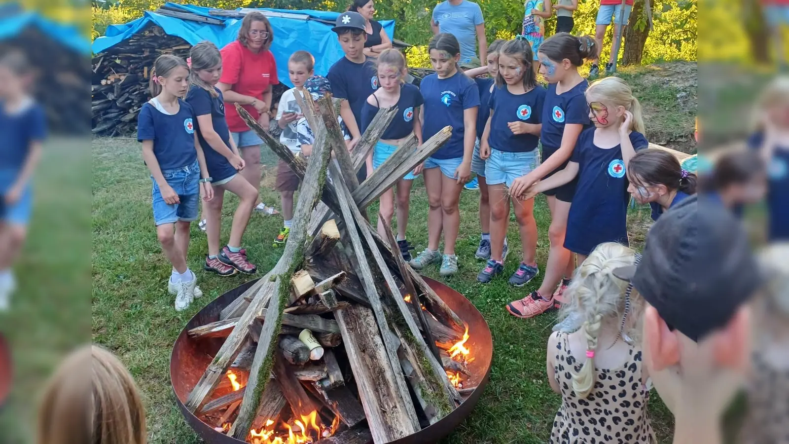 Die Kinder der Wasserwachtsjugend entzündeten am Bergl das Johannisfeuer, das heuer aus Brandschutzgründen kleiner ausfiel. (Bild: Heidi Kurz)
