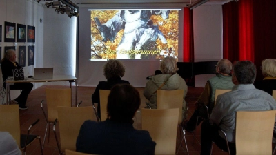 Walter Pilsak bei der Präsentation seiner schönsten Bilder (Bild: Renate Bauer-Zölch)
