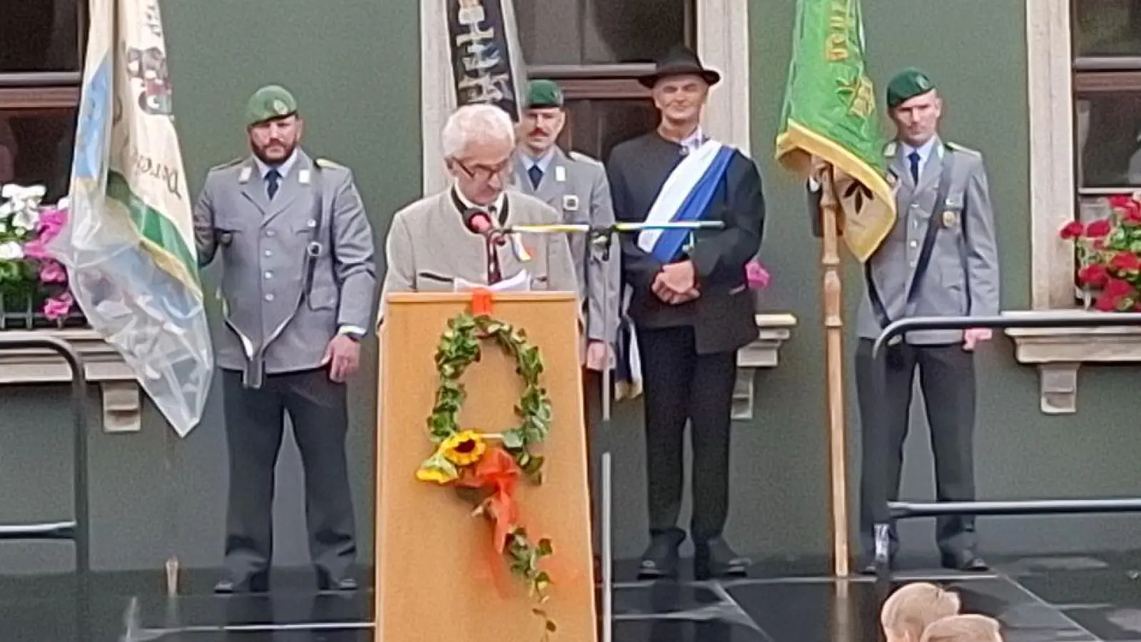 Ein Grußwort sprach Heinrich Kleber als Vorsitzender des einzig noch bestehenden Heimatvereins „Die Eslarner in München”. (Bild: Karl Ziegler)