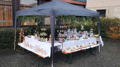 Verkaufsstand mit Weihnachtsdeko, welche von den Schülern selbst gestaltet wurde. (Bild: Constanze Lorenz)