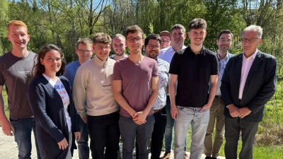 Bürgermeister Josef Hammer und auch der CSU-Landtagsabgeordnete gratulieren dem neuen Vorsitzenden der JU Simon Schlossarek. Er folgt auf Michael Hammer (von rechts) an der Spitze der politischen Jugendorganisation in Irchenrieth (Bild: Josef Hammer)