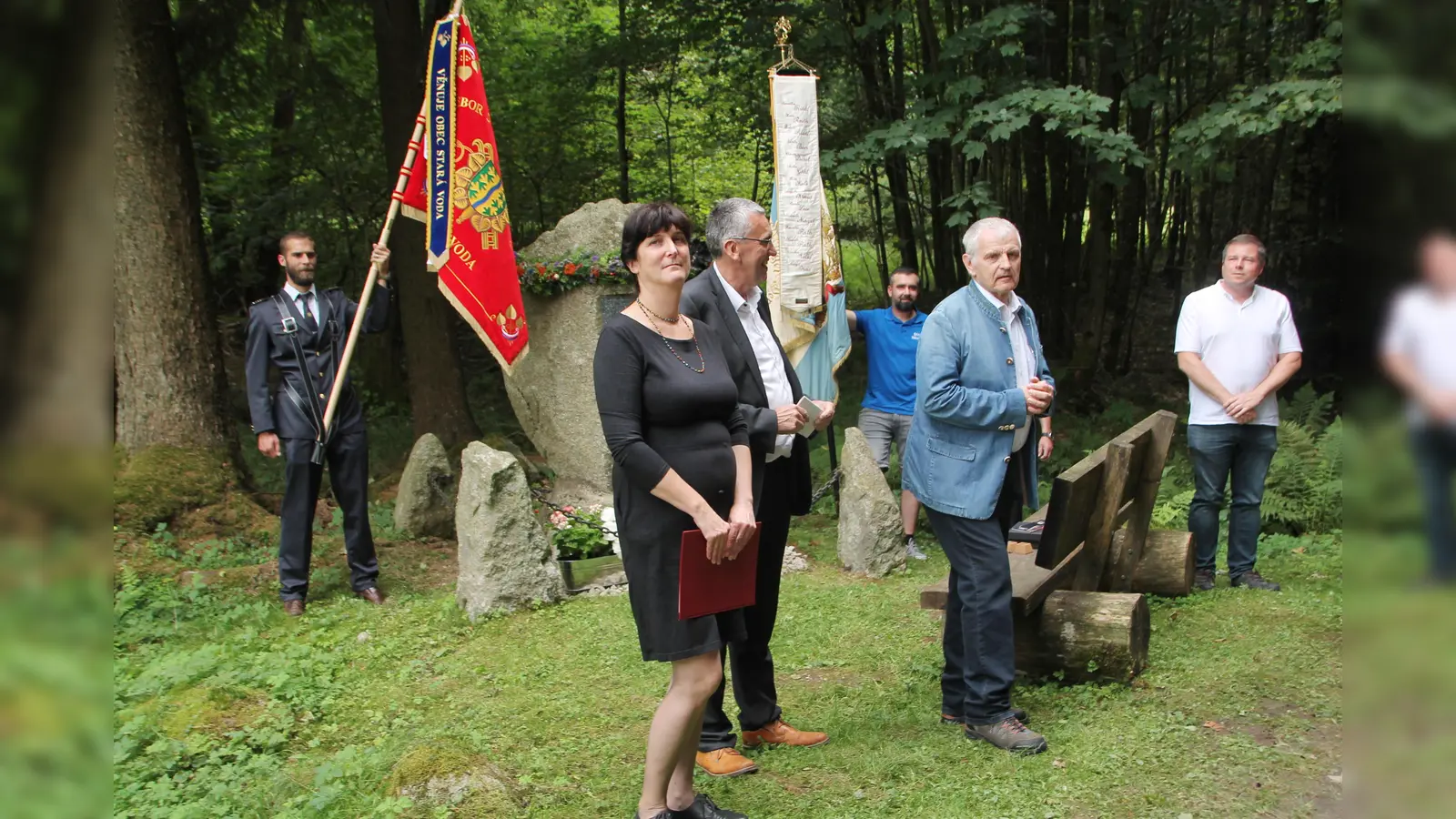 Im Bild Eva Prochazkova, Franz Schöner und Harald Scholz vor dem festlich geschmückten und mit deutsch-tschechischen Fahnenabordnungen eingerahmten Kriegerdenkmals, das vor 100 Jahren in Lohhäuser errichtet wurde.  (Bild: Gisela Wildner)