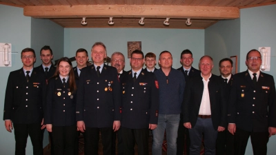 Der neue Vorstand des Fördervereins der Freiwilligen Feuerwehr der Stadt Schnaittenbach, v. l. Michael Hottner (stellv. Kommandant), Sebastian Reindl und Claudia Weiß (Kassenrevisoren), Lucas Reindl (stellv. Kommandant), stellv. Vorsitzender Markus Nagler, Passivenvertreter Fredi Weiß, Vorsitzender und Kommandant in Pesonalunion Michael Werner, Zeugwart Emil Uschold, Kassier Markus Frauendorfer, Aktivenvertreter Michael Demleitner, Bürgermeister Marcus Eichenmüller, Kreisbrandinspektor Michael Iberer und Kreisbrandmeister Marco Weiß (nicht auf dem Bild Schriftführerin Julia Mutzbauer).  (Bild: Ulrich Reindl )