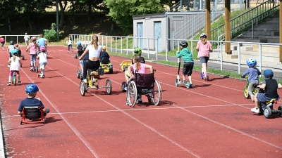 Runden drehen mit verschiedensten Fahrzeugen für den guten Zweck. (Bild: Kathrin Ruhland)