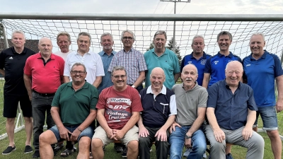 Die AH-Mannschaft mit Spielern und Gästen aus dem Hauptvereine. (Bild: Oliver Boehm)