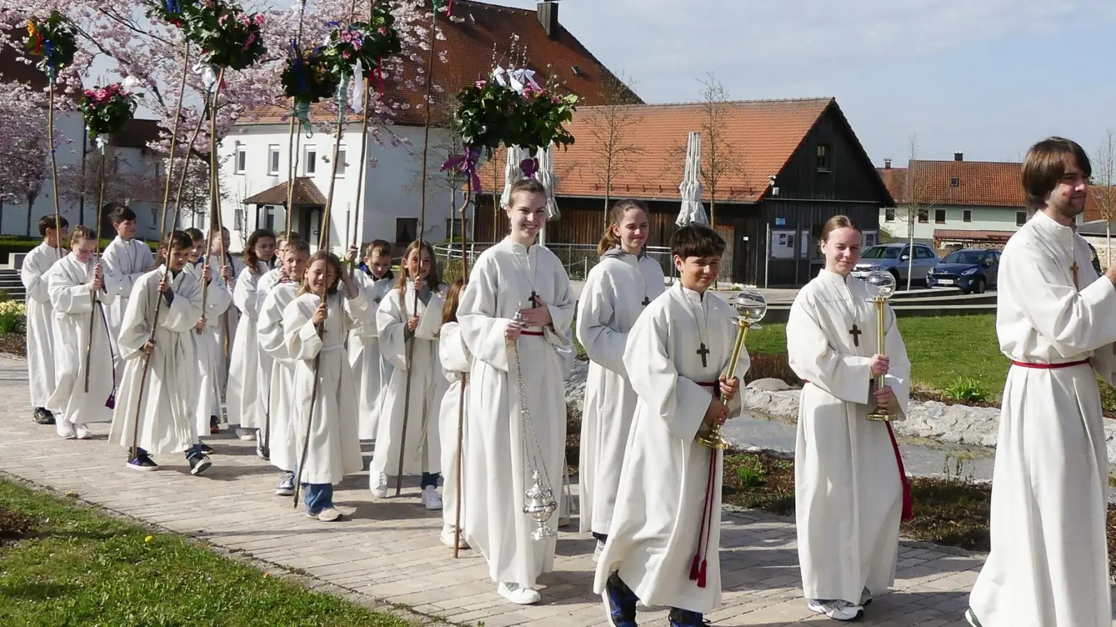Die Ursensollener Ministranten nahmen auch dieses Jahr mit ihren imposanten Riesen-Palmbuschen an der Palmprozession teil.  (Bild: Anni Lehmeier )