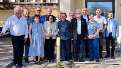 Neue Vorstandschaft (von links): Fredi Weis, Werner Schulz (CSU-Ehrenkreisvorsitzender) SEN-Bezirksvorsitzende Evi Bauer-König, Friedrich Bayer, Dieter Beck, Heidi Unger, Helmuth Wolf, Hans Kormann; Eugen Eckert; Helmut Fischer, MdL Dr. Harald Schwartz, Gertraud Birner, Lothar Schmiedl, Günter Koller. (Bild: Edeltraud Fischer-Graf)