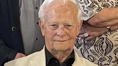 Willi Trisl (hintere Reihe, Zweiter von links) und Martina Thöns (vorne, links) gratulierten den Jubilaren Franz Weis (sitzend, ab Zweiter von links), Johann Stiegler und Sebastian Spörrer sowie (zweite Reihe, von links) Margit Dobmeier, Walter Stahl, Eva Meister, Irmgard Wagner, Alexander Köstler, Monika Mertl, Reinhard Wutz, Hans Schraml und Josef Etterer zur ihrer langjährigen Mitgliedschaft im BLLV-Kreisverband.  (Bild: BLLV/exb)