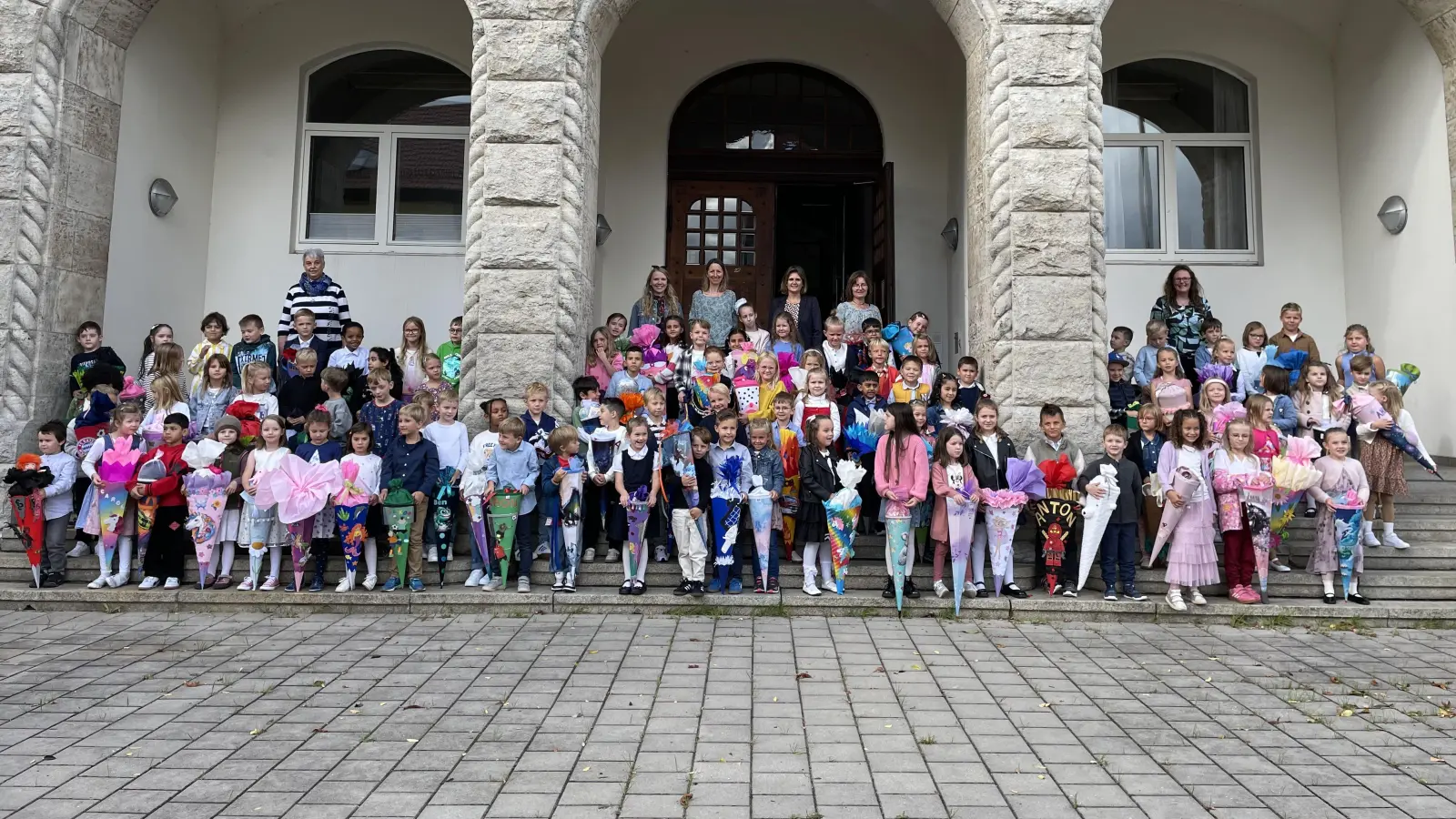 93 Erstklässler freuen sich mit ihren Klassenleiterinnen Sabine Weiß, Delia König, Sabine Baldauf, Schulleiterin Silke Kick, Natalie Scharl und Sonja Messer auf den Schulbeginn.  (Bild: Kerstin Nerb)