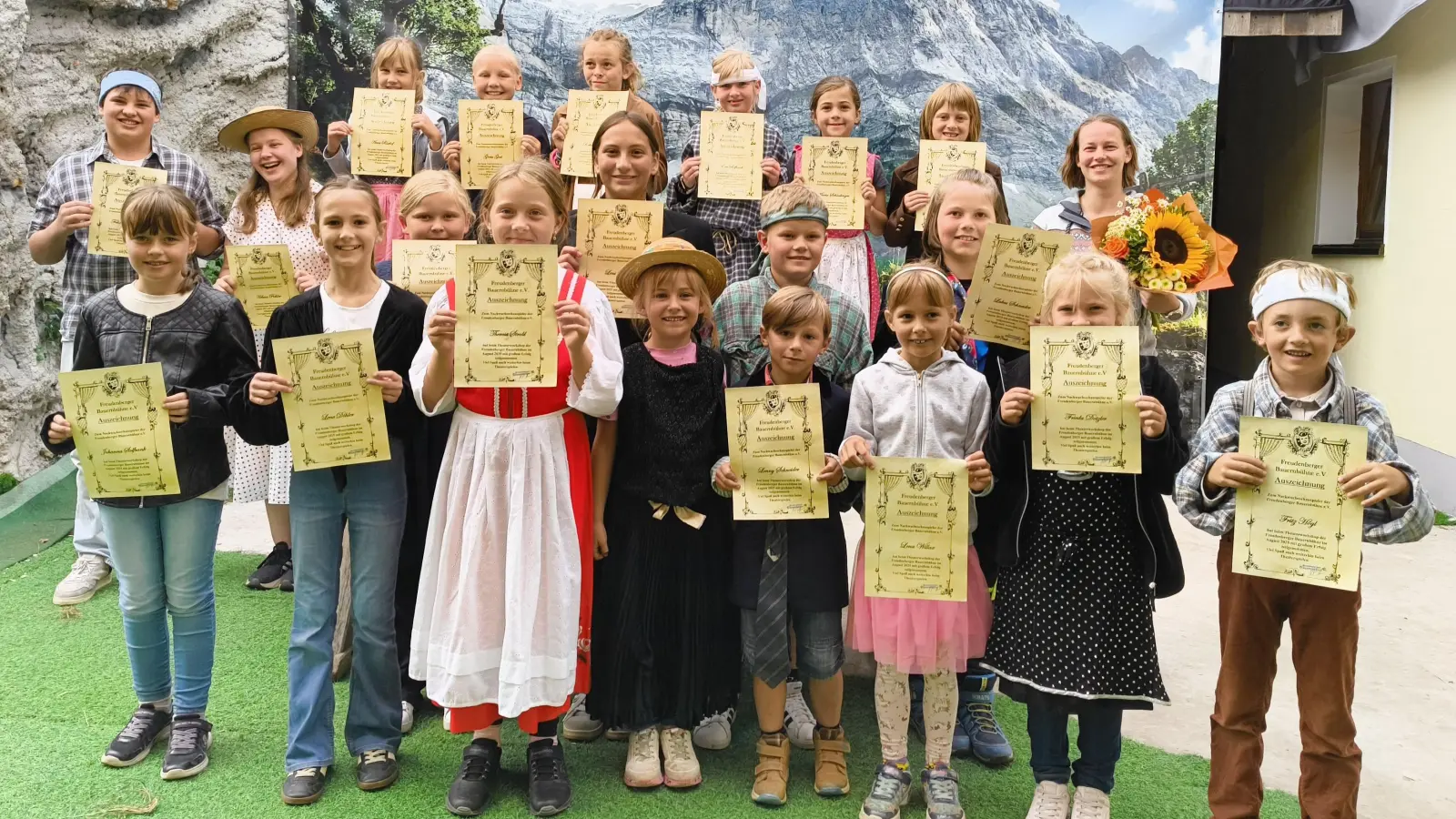 Voller Stolz präsentieren die Teilnehmer des Kinder-Workshops ihre „Jungschauspieler-Zertifikate“, Leiterin Paula Schißlbauer (rechts hinten). (Bild: Norbert Altmann)