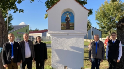 Am restaurierten Antonius Marterl. Von links MMC Präfekt Alois Kleierl, Bürgermeister Richard Tischler, Stadtpfarrer P. Georg Parampilthadathil, MMC Präfekt Anton Richthammer, MMC Sodale Adrian Leitner (Bild: Alois Kleierl)
