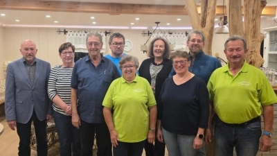 Die neue Vorstandschaft der Wanderfreunde Mitterteich. Vorsitzende bleibt Andrea Zinnecker(Mitte) dazu gratuliert Stadtverbandsvorsitzender Peter Haibach (links). (Bild: Andrea Zinnecker)