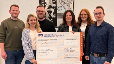 Vertreterinnen und Vertreter der JU Mitterteich übergeben den Spendenscheck an Schirmherrin Claudia Grillmeier (Dritter von rechts) und Lena Schedl (Zweite von rechts) von der Aktion Lichtblicke.  (Bild: Dominik Göhl)