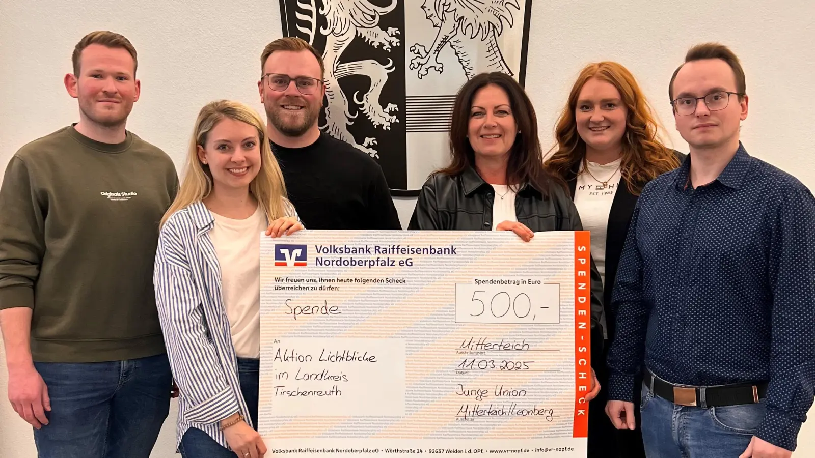 Vertreterinnen und Vertreter der JU Mitterteich übergeben den Spendenscheck an Schirmherrin Claudia Grillmeier (Dritter von rechts) und Lena Schedl (Zweite von rechts) von der Aktion Lichtblicke.  (Bild: Dominik Göhl)