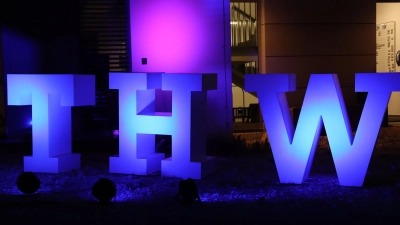 Die THW Buchstaben leuchten zu später Stunde den Weg. (Bild: Marina Grasser)