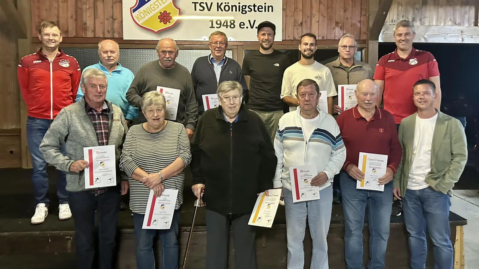Die geehrten Mitglieder mit den Vorständen und Bürgermeister Jörk Kaduk (rechts). (Bild: Marco Ringer)