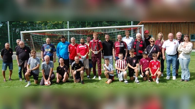 Volle Begeisterung bei den RehaSport-Fußballern im HPZ Irchenrieth über den Besuch vom 1. FC Nürnberg. Dieser zeigte sich beeindruckt von der Größe der Einrichtung und vor allem von der Arbeit für die Betreuten, auch auf sportlichem Gebiet. (Bild: Albert Gruber )
