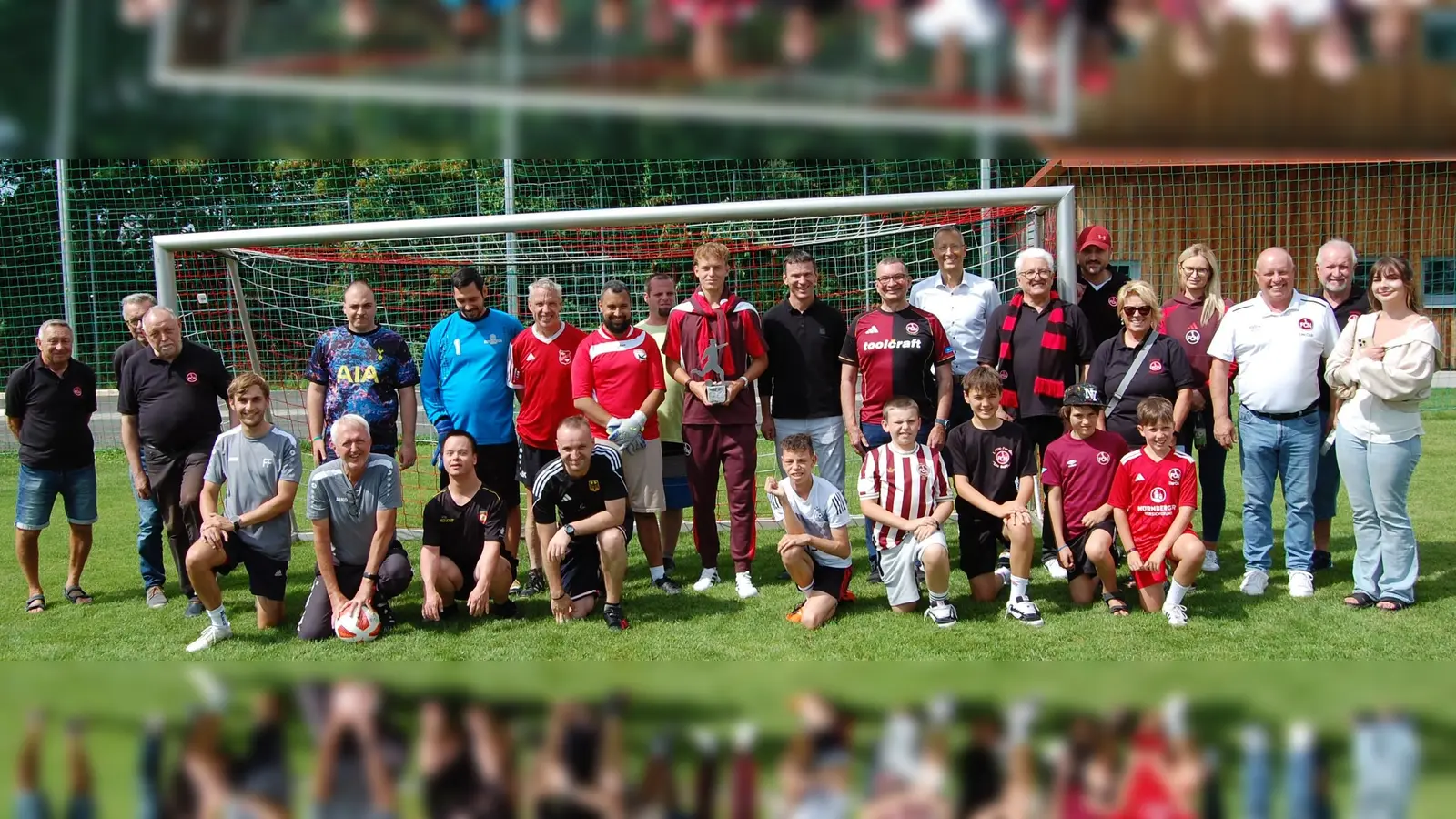 Volle Begeisterung bei den RehaSport-Fußballern im HPZ Irchenrieth über den Besuch vom 1. FC Nürnberg. Dieser zeigte sich beeindruckt von der Größe der Einrichtung und vor allem von der Arbeit für die Betreuten, auch auf sportlichem Gebiet. (Bild: Albert Gruber )