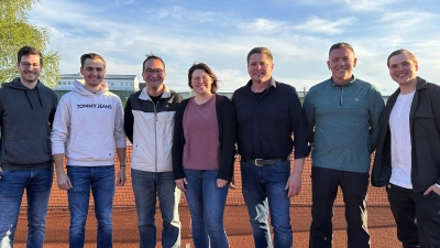 Die neue Vorstandschaft des SV Mitterteich Sparte Tennis von links nach rechts mit Funktion: Lorenz Riedl (Schriftführer), Luis Kern (Sportwart), Martin Werner (Spartenleiter), Tina Preisinger (Kassiererin), Hans-Peter Kern (stellv. Spartenleiter), Heinz Martin (Jugendwart), Hannes Kern (stellv. Jugenwart), Auf dem Bild fehlt Harald Kilian (stellv. Sportwart) (Bild: Heiko Faltenbacher)